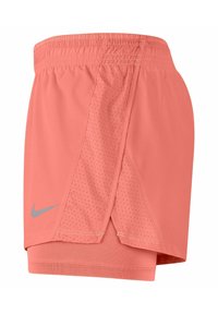 Pantalones cortos Nike en color coral, con un panel lateral perforado, cintura elástica y un logo gris en contraste. Material de poliéster ligero.