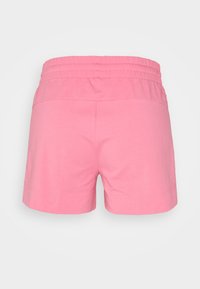 Pantalones cortos rosas hechos de suave tela de algodón, con una cintura elástica y un diseño simple sin bolsillos visibles ni estampados.