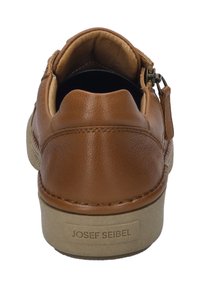 Zapato de cuero marrón con un talón redondeado y un forro interior suave. Presenta un sutil detalle de costura y una suela con marca. Los cordones o el cierre no son visibles.