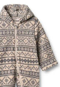 Mono de forro polar con un patrón geométrico en gris y crema, con cierre de cremallera y capucha. Textura suave y mangas largas.