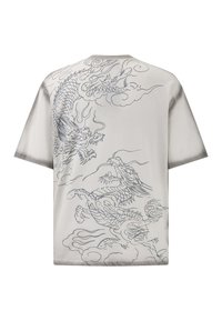 Šedé tričko s krátkým rukávem s detailním černým grafickým motivem draka a mraků na zadní straně, má uvolněný střih a hladkou texturu látky.