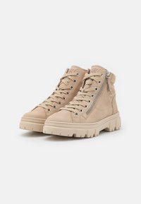 Sneakers high-top beige in suede con suola in gomma, dotati di lacci e zip laterale per un facile accesso. Accenti testurizzati sulla parte superiore.