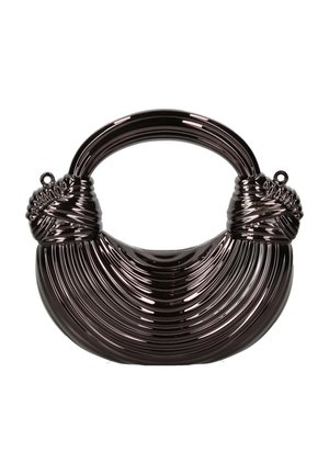 Borsa nera lucida con corpo arrotondato e scanalato e dettaglio avvolgente vicino ai manici, su sfondo bianco.