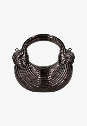 Glanzende zwarte handtas met een afgerond, geribbeld lichaam en een gewikkeld detail bij de handvatten, afgebeeld tegen een witte achtergrond.