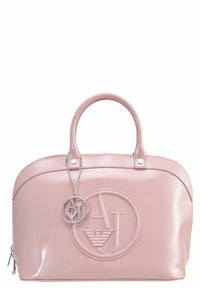 Błyszcząca różowa torebka o zaokrąglonym kształcie, z podwójnymi uchwytami, tłoczonym logo i srebrnym breloczkiem przymocowanym łańcuszkiem. Gładka tekstura, minimalistyczny design.
