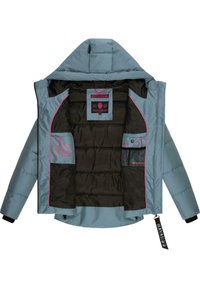 Lichtblauwe pufferjack met een capuchon, voorzien van zwarte voering, meerdere binnenzakken, roze accenten en een gestructureerde buitenstof.