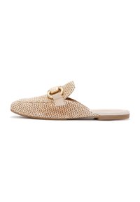Mule tejido de punta abierta en beige y marrón con una correa suave y detalle de hebilla redonda en dorado. Suela plana, parte superior texturizada y diseño sin costuras.