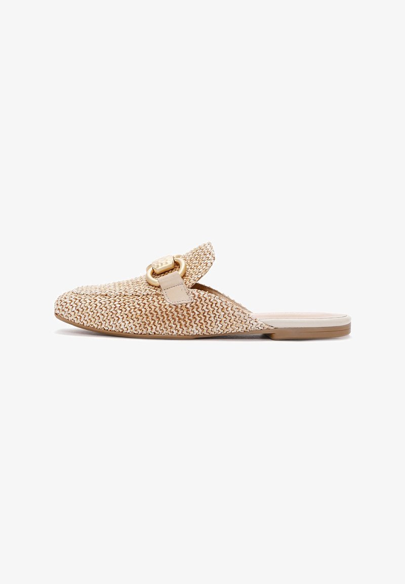 Mule tissé à bout ouvert en beige et tan avec une sangle lisse et un détail de boucle dorée ronde. Semelle plate, upper texturé et design sans couture.