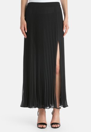 Gonna maxi plissettata nera con una fessura laterale, realizzata in materiale leggero; presenta una vita liscia e una texture fluida.