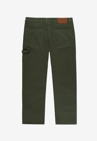 Zielone spodnie cargo o gładkiej fakturze, z dwiema kieszeniami z tyłu, kieszenią boczną z klapą i etykietą z faux skóry na pasie.