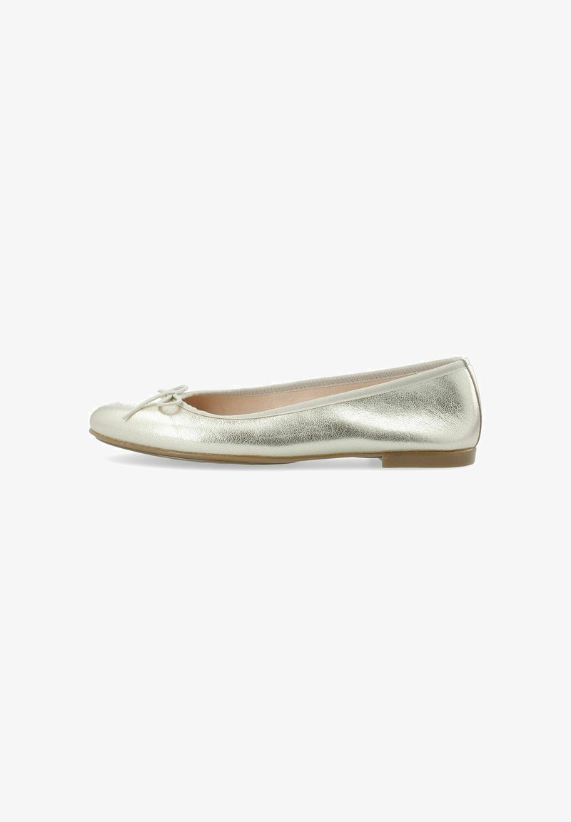 Metallisch goldene Ballerinas mit runder Zehenpartie, zartem Schleifendetail, glatter Textur und einer niedrigen, flexiblen Sohle.