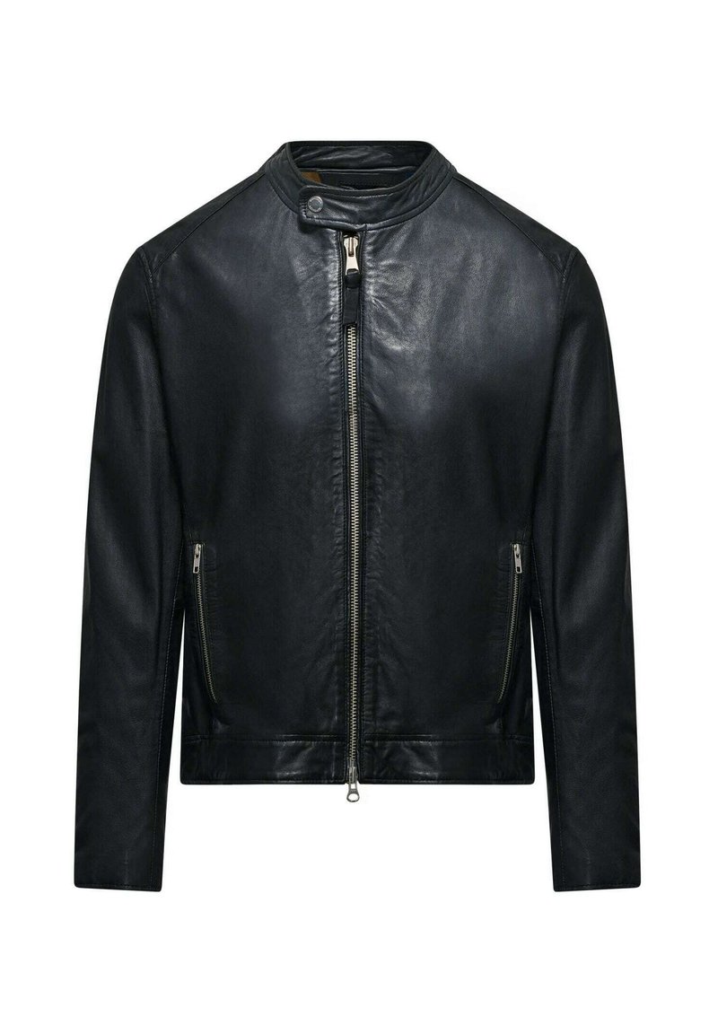 Giubbotto di pelle nera con colletto alto, zip frontale e due tasche con zip laterali. Texture liscia con design aderente e cuciture minime.