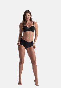 Zwart lingeriesetje met een gladde, gevormde bh en hoge taille slip. Het materiaal lijkt rekbaar met minimale hardware en een naadloos ontwerp.