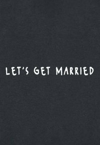 Tissu noir avec une surface texturée présentant un texte blanc qui dit "LET'S GET MARRIED" dans une police ludique et inégale.
