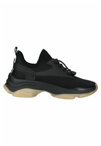 Baskets de sport noires avec dessus en mesh, semelle beige épaisse, languette au talon et système de laçage élastique à bouton-poussoir.