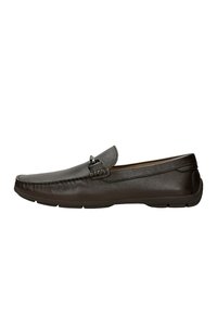 Braunes Leder-Schlupfschuh mit gerundetem Zehenbereich, dekorativen Beschlägen, strukturiertem Obermaterial und flexibler Gummisohle. Klassisches Mokassin-Design.