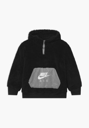 Sweat à capuche Nike Air noir et duveteux avec une poche argentée à l'avant et une fermeture éclair partielle, poignets côtelés et capuche.
