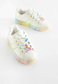 Sneakers sintetiche bianche con suola traslucida dai colori dell'arcobaleno. Presentano charm di plastica colorati sui lacci e una fodera interna decorata.