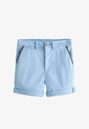 Shorts azzurri chiari con risvolti, passanti per cintura, bottone frontale e chiusura con zip, caratterizzati da tasche laterali rifinite con dettagli testuali neri.