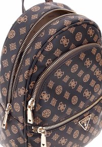 Zaino in pelle sintetica nera con hardware dorato e logo. Presenta un motivo goffrato su tutta la superficie e due scomparti con zip.