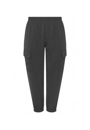 Donkergrijze cargobroek met elastische tailleband, steekzakken met klep aan de zijkant en elastische boorden bij de enkels, uitzicht van voren op een witte achtergrond.