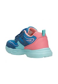 Blauwe en roze sportschoen met textuurstof, verstelbare banden en een lichtblauwe rubberen zool. Bevat een gewatteerde kraag en decoratieve accenten.