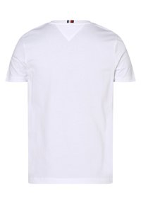Camiseta corta de manga blanca con cuello redondo, que presenta un pequeño detalle triangular en el cuello trasero en rayas rojas, azules y negras.