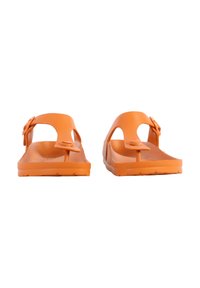 Sandali di plastica arancioni con design a infradito, ritagli laterali e suola piatta con scanalature testurizzate per una presa migliore.
