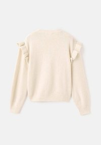 Kremowy sweter dzianinowy z długimi rękawami i falbankami na ramionach, na białym tle.