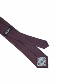 Bordeaux stropdas met witte stippen, gemaakt van stof. Bevat een label met de tekst "REAL GUY'S" en een met patroon versierde zijden voering met afbeeldingen van schoenen.