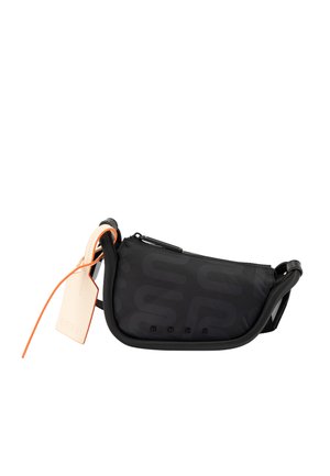 Marsupio nero con zip, caratterizzato da un motivo discreto "BRSE", un'etichetta beige e una corda arancione attaccata alla cinghia su sfondo bianco.