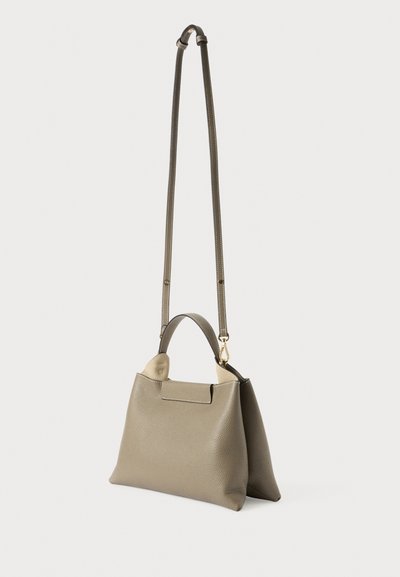 Borsa in pelle di colore oliva tenue con una forma strutturata. Presenta una maniglia superiore, una lunga tracolla regolabile e dettagli hardware minimi.