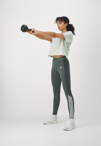 adidas Sportswear ESSENTIALS 3 STRIPES SINGLE CROPPED - Marškinėliai su spaudiniu - green