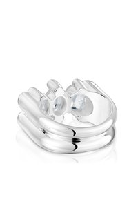 Anillo de plata con un diseño ondulado, decorado con dos piedras preciosas de color azul claro. Textura suave con acabado pulido y banda abierta para ajuste.