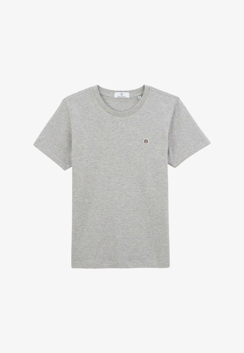 T-shirt en coton gris à manches courtes, col rond, avec un petit logo circulaire sur la partie gauche de la poitrine. Tissu doux et texturé.