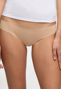 Pantaloni hipster in cotone stretch nudo con vita liscia, caratterizzati da un design senza cuciture e una silhouette minimalista.