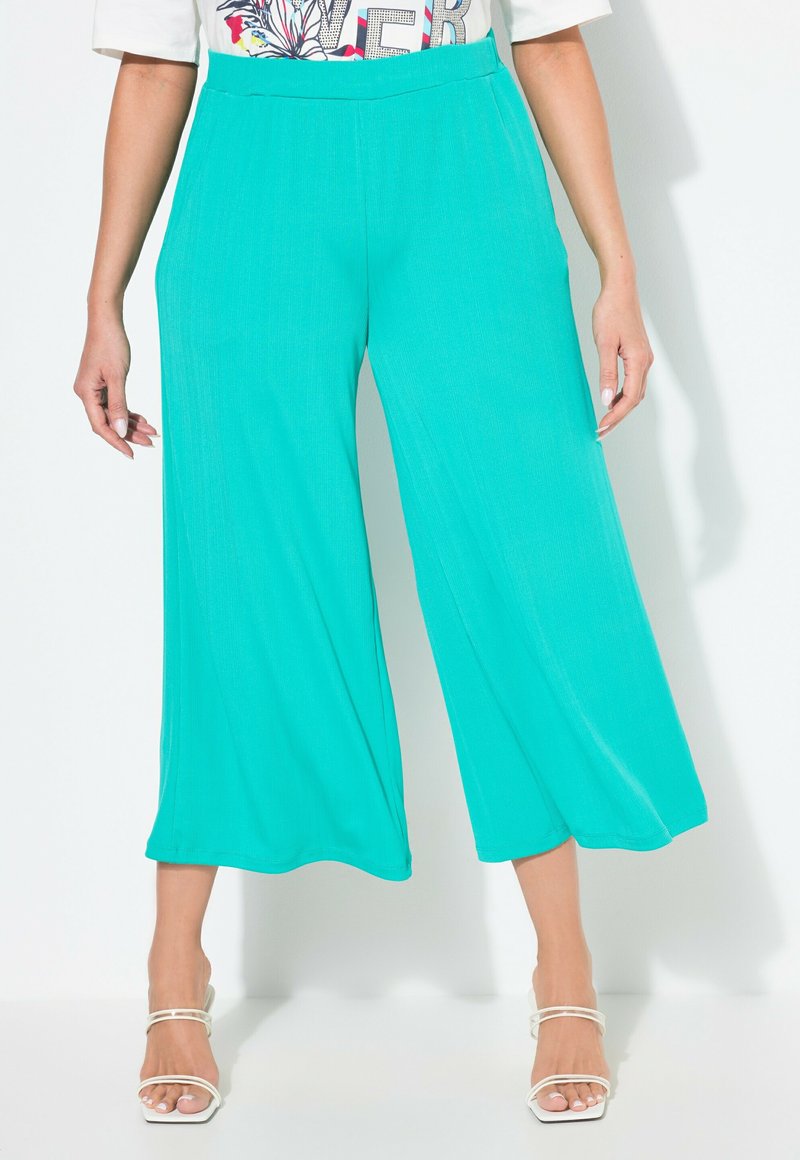 Pantaloni larghi turchesi realizzati in tessuto leggero, con una vita alta e una texture liscia, caratterizzati da una vestibilità rilassata.