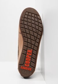 Semelle de chaussure marron avec motif de bande de roulement texturé, affichant "COOPER" et "CANDICE" en texte orange et la taille "38".