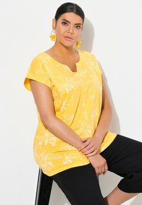 Ulla Popken PALM TREE  SLEEVE  - T-Shirt print - light mango