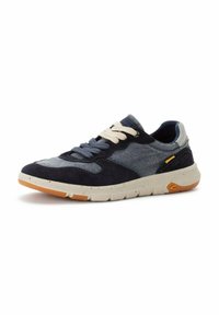 Marineblauwe en lichtblauwe stoffen sneaker met suède accenten, beige veters, dikke witte zool en oranje details op de buitenzool.