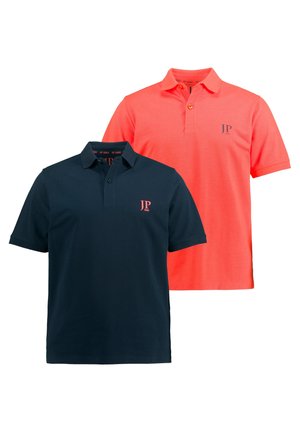 To polo skjorter: en marineblå og en koralfarvet. Begge har korte ærmer, en krave og et logo på brystet. Lavet af bomuldsstof.