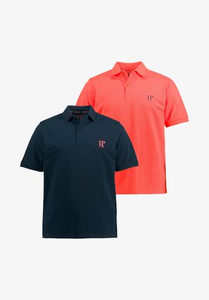 Kaksi poolopaitaa: yksi tummansininen, yksi koralli. Molemmissa on lyhyet hihat, kaulus ja logo rinnassa. Valmistettu puuvillakankaasta.