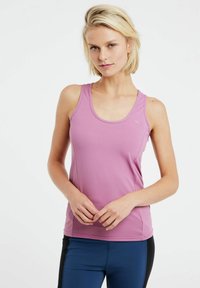 Prilagođeni atletski top u mekoj ružičastoj tkanini, s oblikom izreza oko vrata, širokim trakama i suptilnim logom na lijevoj strani prsnog koša.