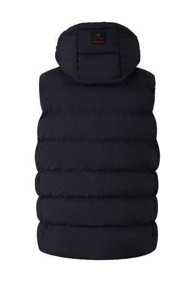 Černá polstrovaná vesta s odnímatelnou kapucí. Má horizontální švy a značkovou nášivku na horní části zad. Hladká, lehká textura.