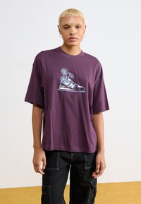 New Balance OVERSIZED FLOWER - T-shirts med print - plum brown