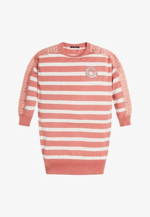 Robe-pull à rayures roses et blanches avec manches longues, détails en dentelle aux épaules et logo "G" en strass sur la poitrine.