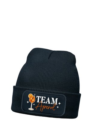 Schwarze Strickmütze mit einem Aufnäher, der ein Aperol Spritz Cocktailglas und den Text "TEAM Aperol" in Weiß und Orange zeigt.