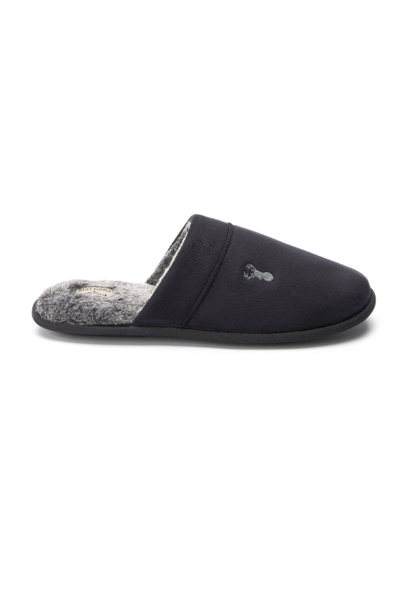 Sort slip-on sutsko med et blødt gråt pelsinteriør, der har en glat yderside og minimalistiske design detaljer på overdelen.
