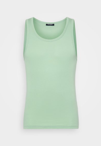 Haut sans manches vert clair en tissu lisse ; présente un encolure ronde et une coupe ajustée. Design simple sans motifs ni accents.