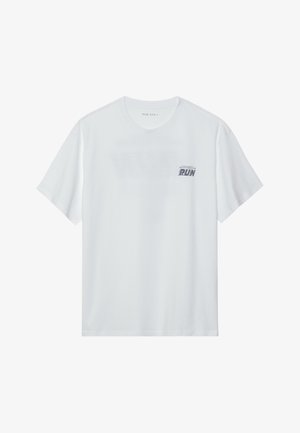 Fehér, rövid ujjú pamut póló, kis grafikával, amelyen a "RUN" szó és egyéb szöveg található sötétkék színben, kerek nyakkivágással.